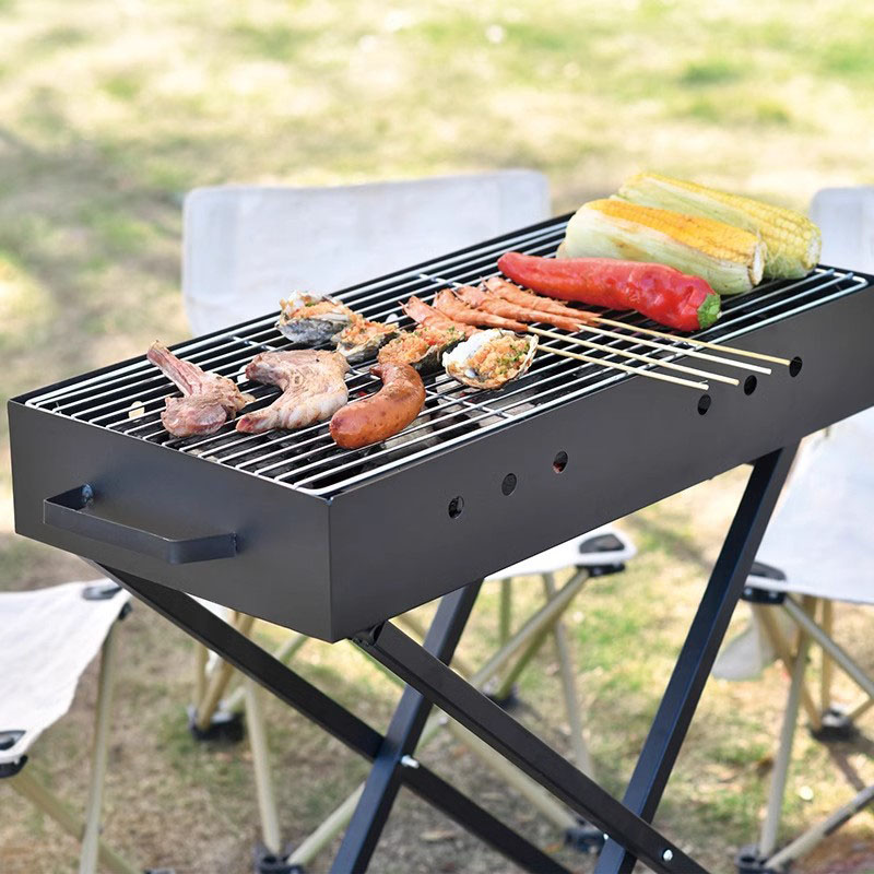 Zakryty grill w kształcie X.